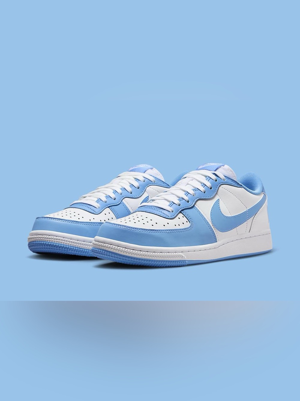 Nike Men's Low-Top Sneakers in Light Blue and White